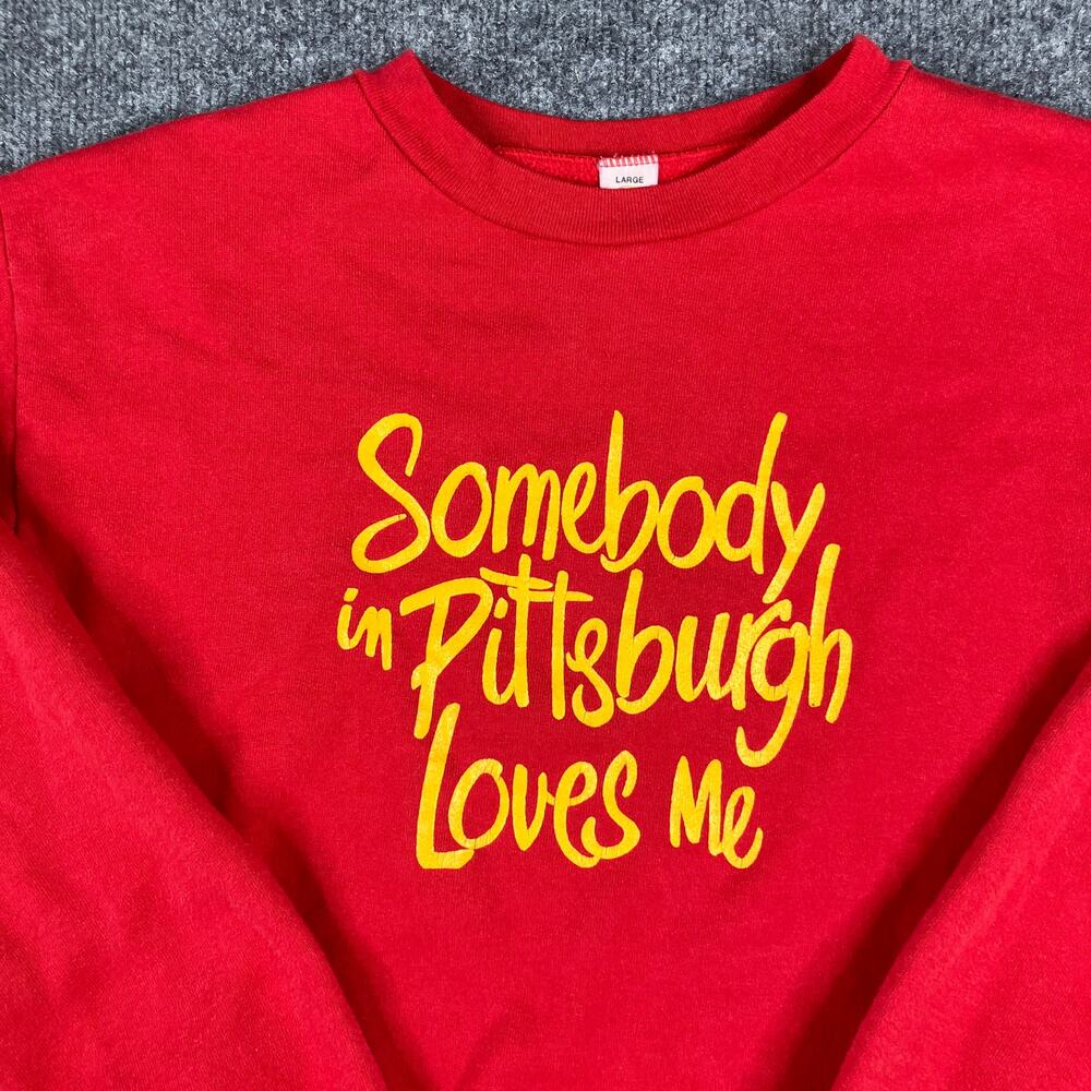 Medallion Sweatshirt Womens L‎ Red Somebody Loves Me Graphic Crewneck USA